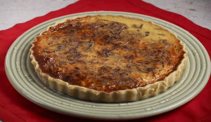 Quiche de queijo azul com cebola caramelizada, cremosa, elegante e perfeita para ocasiões especiais.