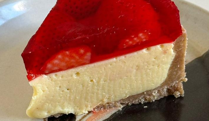 Fotografia de uma fatia da torta em um prato raso branco e preto.