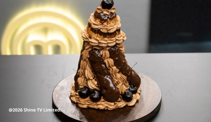 Sobremesa de chocolate com cobertura cremosa, ganache e cerejas. Receita sofisticada perfeita para ocasiões especiais.