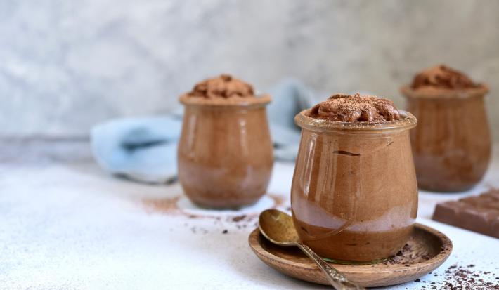 Foto da receita de Mousse de Chocolate Zero Lactose. Observa-se três potes de vidro transparentes com a mousse de chocolate dentro.