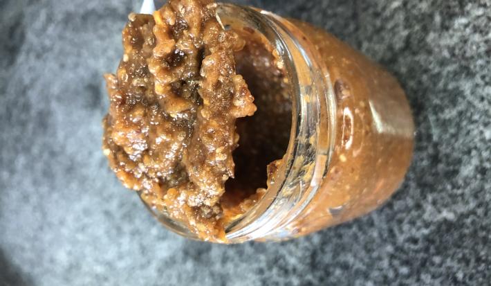 Imagem da receita de Geleia para regular o intestino, em um pote, sobre uma mesa