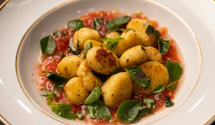 Nhoque de batata caseiro com manteiga, sálvia e molho de tomate fresco