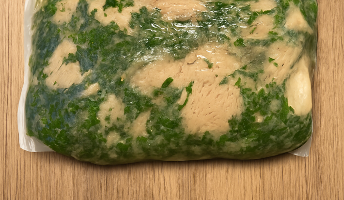 fotografia de um saco plástico com um frango marinado em molho de ervas