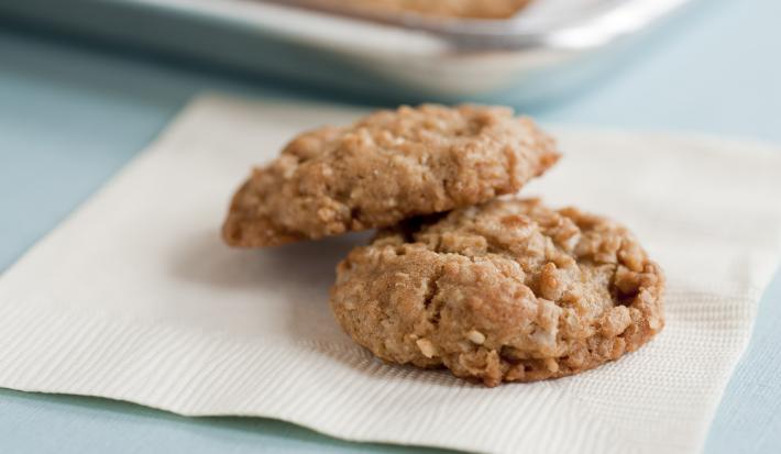 Fotografia de dois cookies assados e dourados sobre um guardanapo