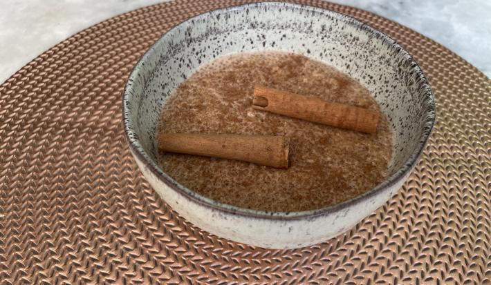 Imagem da receita de Quinoa Doce, em um pote sobre uma mesa