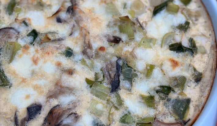 imagem mostra uma quiche de alho poró assada em tons dourados