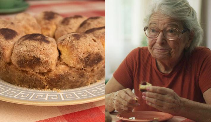 Foto dividida ao meio: do lado esquerdo a receita aproximada de Bolo de Bola. Do lado direito uma senhora mais velha de blusa vermelha comendo um pedaço da mesma receita com uma expressão alegre no rosto