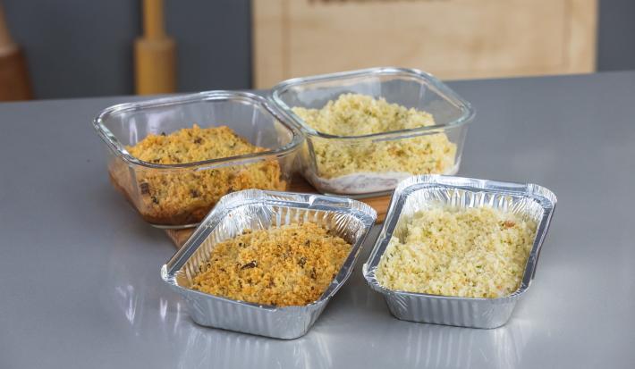 Foto da receita de Sobrecoxa em Crosta, em um recipiente de alumínio e vidro, sobre uma bancada