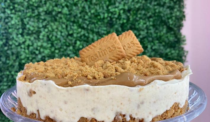 Foto da receita de Torta Gelato de Especiarias. Observa-se uma foto de perto da torta com cobertura de doce de leite e uma farofinha de Tostines Especiarias.