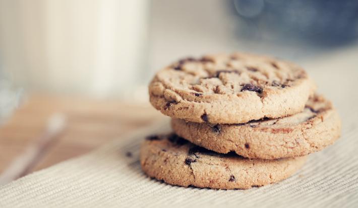 fotografia em tons de bege tirada de biscoitos empilhados