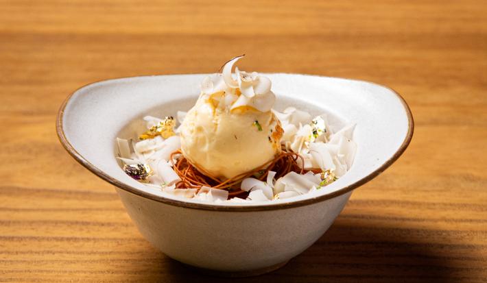 Foto da Receita de Cumaru, Pistache e Laranja, diferente e deliciosa, feita com um crumble de castanha-do-Pará e pistache, mousse de cumaru, chocolate branco e iogurte, culis de maracujá e um sorvete de laranja e água de flor de laranjeira