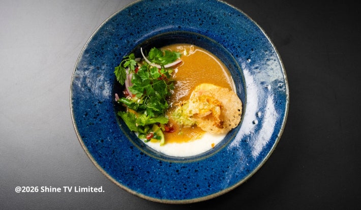 Cabeça e pescoço de frango com pirão de leite, salada de maxixe e crocante rendado em apresentação refinada e cheia de sabor.