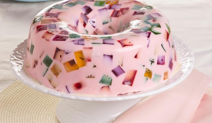 Fotografia mostra uma sobremesa de gelatina com pedaços de outras gelatinas dentro.