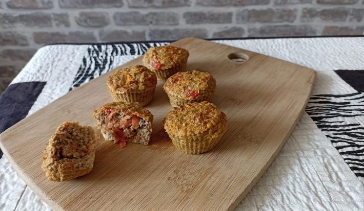 Imagem da receita de Bolinhos de atum com legumes, em uma tábua, sobre uma mesa