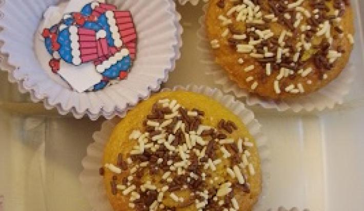 Foto da receita de Cupcake de Cenoura. Observa-se os cupcakes em forminhas individuais com chocolate granulado por cima.