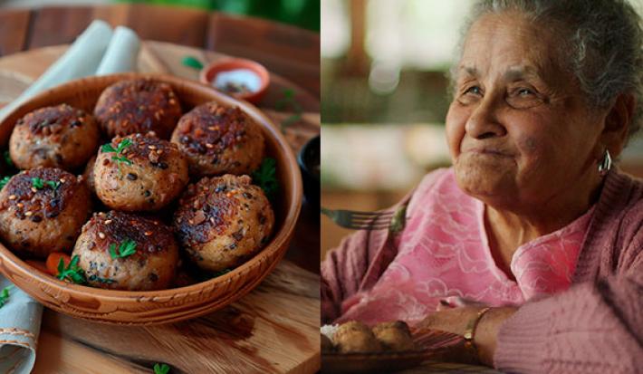 Foto dividia ao meio. Do lado esquerdo está uma tigela de madeira contendo a receita de Bolinhos de Feijão e ao lado direito uma senhora com blusa rosa experimentando um pedaço com um sorriso no rosto