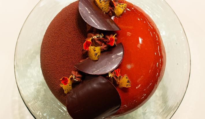 Receita de Entremet de Tangerina, Cambuci e Guanciale, diferente e delicioso, feito com uma Mousse de Chocolate, Geleia de Tangerina, Curd de Cambuci, Crocante de Castanha com Guanciale, Dacquoise de Castanha-do-Pará