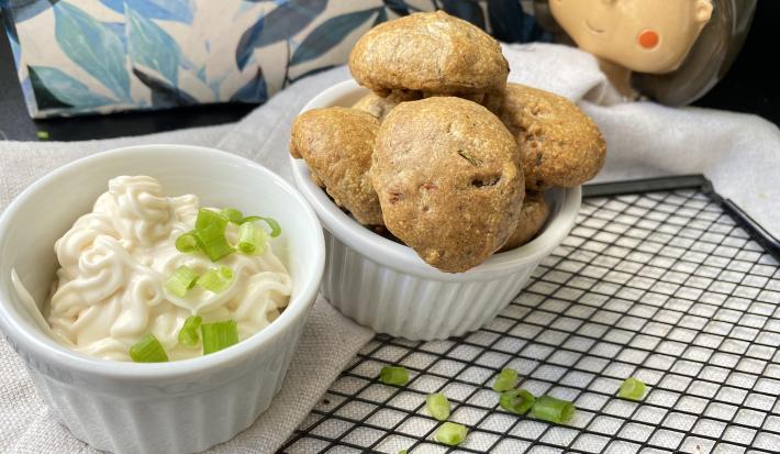 Imagem da receita de Bolinho de Atum com 3 ingredientes, em potes brancos sobre uma mesa