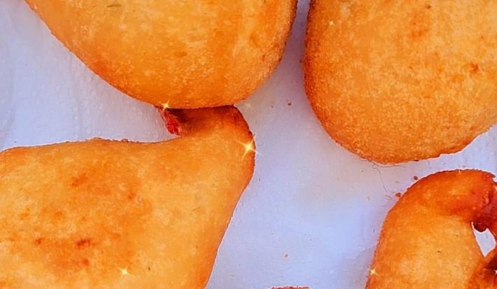 Foto da receita de Coxinha de Frango com Requeijão. Observa-se 5 coxinhas fritas sobre papel toalha.