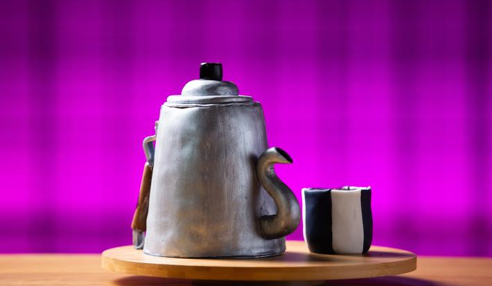 Receita de Café com Bolo, diferente e delicioso, feito com uma Massa de Bolo umedecida com Calda de Café, com Ganache de Chocolate e Cardamomo e Geleia de Maçã com Pimentas
