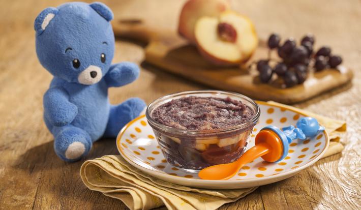 Fotografia em tons de marrom, azul e laranja de uma bancada de madeira com um