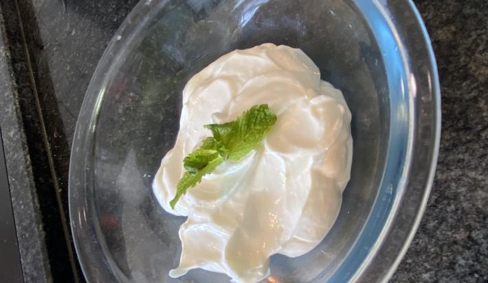 Imagem da receita de Coalhada Caseira com 2 ingredientes, em um recipiente de vidro, sobre uma mesa