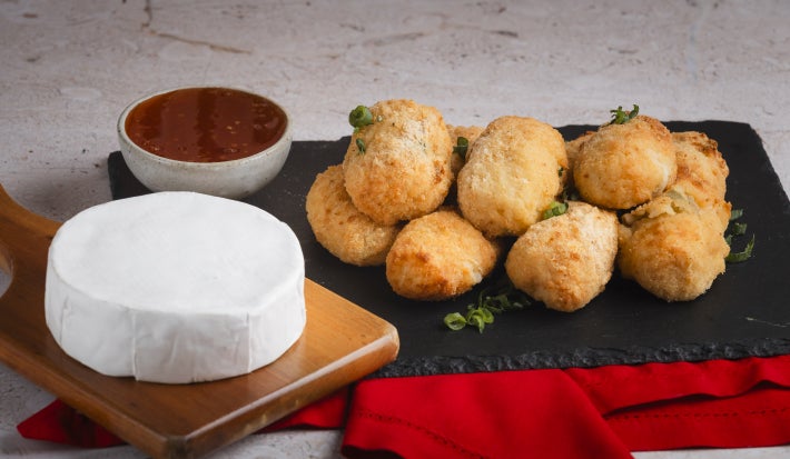 Arancini de parmesão com recheio cremoso de brie, crocante por fora, macio por dentro e perfeito para ocasiões especiais.