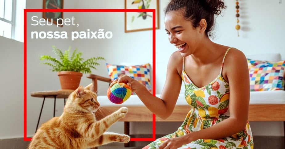 Mulher brinca com gato em casa e frase “Seu pet, nossa paixão” em destaque