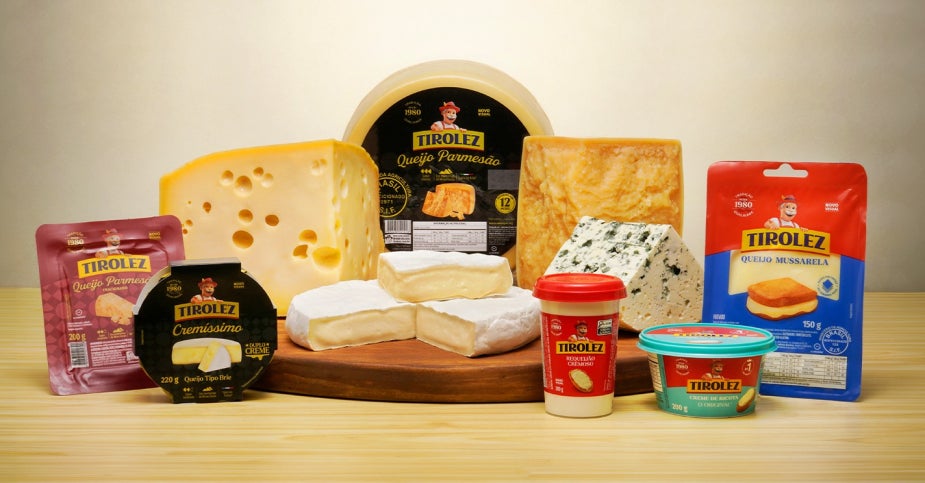 Pote de creme de ricota Tirolez com pão artesanal e creme de ricota espalhado sobre tábua de madeira