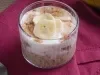 Foto da receita de surpresa de banana servida em uma taça de vidro sobre um pano cor de rosa