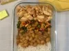 Fotografia em tons de amarelo e vermelho com uma receita de marmita de frango em cubos acompanhada de arroz, feijão e leguemes.