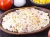 Fotografia de uma salada cremosa em uma tigela de madeira, com batatas, cenouras, ervilhas, uva-passa e milho, destacando a textura rica e ingredientes frescos, como um tomate e um ovo ao fundo, criando um ambiente rústico e acolhedor.