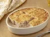 Caçarola assada de atum e salmão em molho cremoso, com superfície dourada gratinada, servida em refratário oval branco.