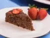 Foto de uma fatia da receita de bolo cremoso de aveia servida em um prato disforme branco sobre um pano azul