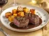 Dois bifes altos ao ponto servidos com molho reduzido escuro e raízes assadas douradas, apresentados em prato branco elegante