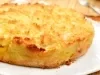 Imagem bem aproximada da cocada de forno sobre um prato branco.
