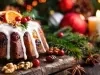 O bolo é decorado com uma generosa cobertura branca escorrendo pelas laterais, frutas secas embutidas e enfeites no topo como nozes, fatias de laranja, cerejas e estrela de anis. O bolo é decorado com uma generosa cobertura branca escorrendo pelas laterais, frutas secas embutidas e enfeites no topo como nozes, fatias de laranja, cerejas e estrela de anis.