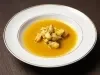 Peixe-sapo ao molho cremoso servidos em prato fundo, receita sofisticada com frutos do mar e apresentação elegante.
