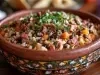 Imagem de um bowl rústico om a receita de Baião de Dois polvilhado com salsinha.