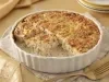 Caçarola cremosa assada com frango e molho branco, gratinada com superfície dourada, servida em refratário branco.