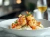 Prato redondo com arroz branco soltinho e camarões com legumes.