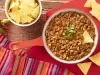 Imagem vista de cima de uma panela com o chilli e um pote de nachos.