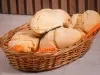Pães de milho caseiros em cesta, um cortado com margarina Deline derretida por cima