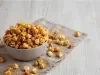 Fotografia em tons claros de um recipiente fundo médio em tom cinza sobre um paninho dobrado da mesma cor, apoiados em uma mesa de madeira clara.
