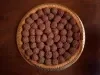 Fotografia vista de cima de uma torta com recheio de bolinhas de brigadeiro passadas no granulado.