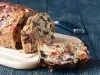 A imagem mostra um bolo de frutas secas e castanhas já fatiado, sobre uma tábua de madeira. É um bolo rústico, com aparência caseira e textura densa, repleto de pedaços visíveis de frutas como damasco, uvas-passas, figos e nozes. A imagem mostra um bolo de frutas secas e castanhas já fatiado, sobre uma tábua de madeira. É um bolo rústico, com aparência caseira e textura densa, repleto de pedaços visíveis de frutas como damasco, uvas-passas, figos e nozes.