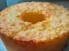 Foto da receita de Bolo Caseiro de Aipim. Observa-se um bolo com furo no meio assado e com coco por cima douradinho