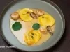 Tortelloni de camarão com molho bisque, vieiras grelhadas e flores de capuchinha em prato sofisticado e cheio de sabor.