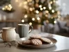 Em cima de uma mesa, prato biscoitos redondos, decorados com açúcar de confeiteiro.