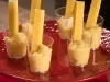 Fotografia em tons de vermelho com um prato vermelho ao centro. Em cima do prato existe uma receita de brigadeiro de maracujá de colher com vários kitkats mysterys espetados como decoração. Fotografia em tons de vermelho com um prato vermelho ao centro. Em cima do prato existe uma receita de brigadeiro de maracujá de colher com vários kitkats mysterys espetados como decoração.